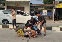 Warga Evakuasi Korban Laka Lantas di Cipocok Kaya Kota Serang, Dok (Dir/Totalbanten.com)