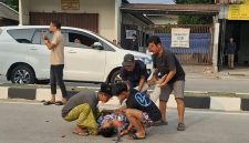 Warga Evakuasi Korban Laka Lantas di Cipocok Kaya Kota Serang, Dok (Dir/Totalbanten.com)