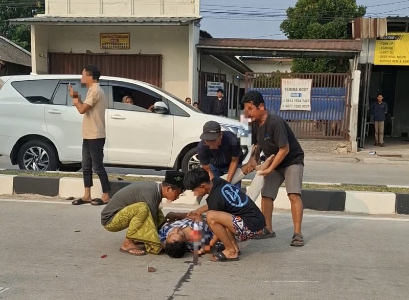 Warga Evakuasi Korban Laka Lantas di Cipocok Kaya Kota Serang, Dok (Dir/Totalbanten.com)