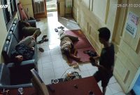 Aksi pencurian Handphone Anggota Satpol PP Pandeglang di dalam Markas Komado (Mako) Dok: (gun/Totalbanten.com)