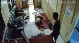 Aksi pencurian Handphone Anggota Satpol PP Pandeglang di dalam Markas Komado (Mako) Dok: (gun/Totalbanten.com)