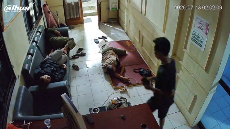 Aksi pencurian Handphone Anggota Satpol PP Pandeglang di dalam Markas Komado (Mako) Dok: (gun/Totalbanten.com)
