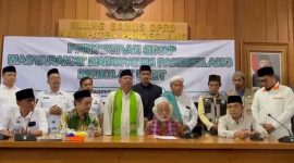 Abah Abuya Muhtadi Cidahu bersama masyarakat mendeklarasikan penolakan terhadap LGBT di Kabupaten Pandeglang, Dok (Gun/Totalbanten.com)