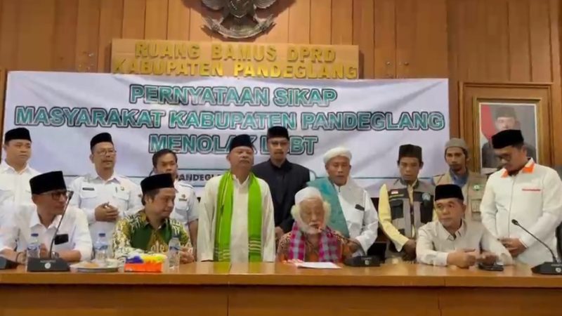 Abah Abuya Muhtadi Cidahu bersama masyarakat mendeklarasikan penolakan terhadap LGBT di Kabupaten Pandeglang, Dok (Gun/Totalbanten.com)
