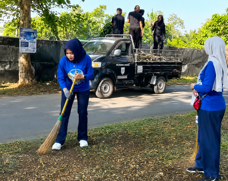 Suasana Aksi Bersih-bersih di lingkunangan area Stadion Badak Pandeglang, Dok (gun/Totalbanten.com)