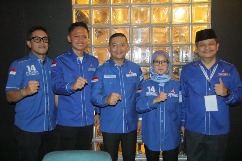 Nabil Jayabaya (Tengah) saat Berfoto Bersama dengan Ketua DPRD Demokrat Banten. (Dok)