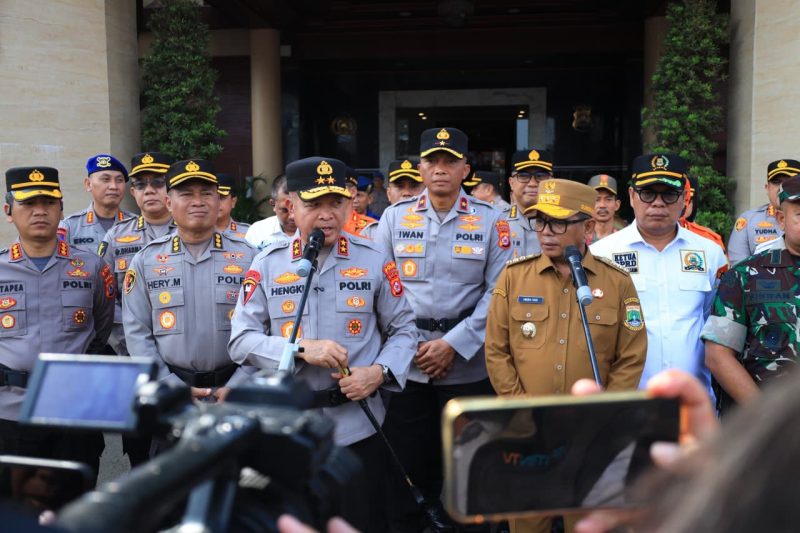 Kapolda Banten bersama Gubernur Banten Memberikan keterangag usai Apel kesiap Siagaan Karhutla, Dok (Ist/Totalbanten.co)