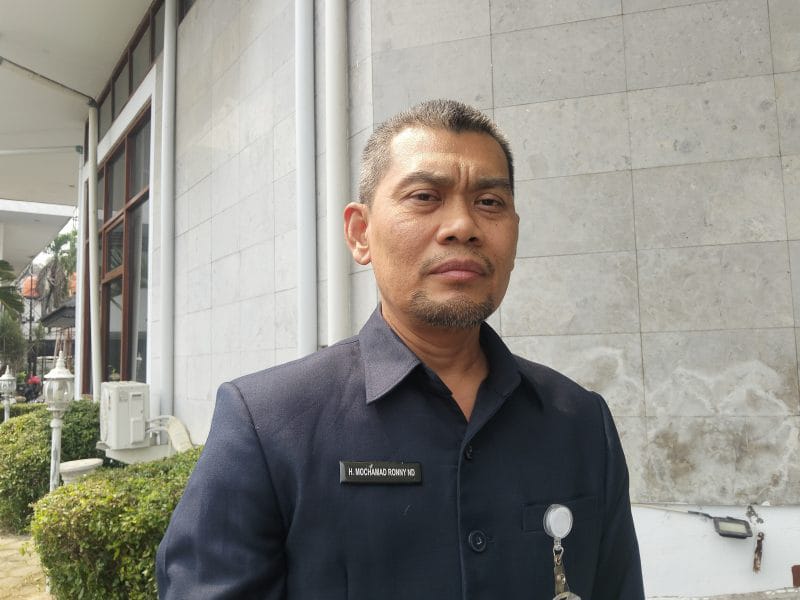 Kepala Dinas Pekerjaan Umum dan Penataan Ruang (DPUPR) Kabupaten Serang, Mochamad Roni Natadipraja, memberikan keterangan kepada pers, Dok (Pung/Totalbanten.com)