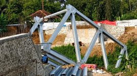 Kerangka proyek Jembatan Desa Mekarsari, Kecamatan Carenang, Kabupaten Serang, yang menggunakan anggaran APBD Provinsi Banten 2026, Senilai 10,88 Miliar kini roboh saat proses pemasangan, Dok (Ist/Totalbanten.com)