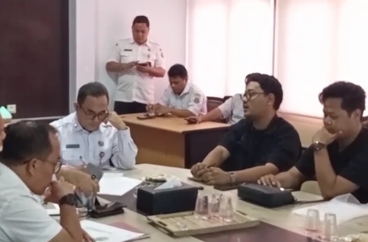 BEM Nusantara saat audiensi dengan Disperindag Banten terkait belanja tenaga ahli. (Dok)