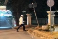 Pria yang diduga merupakan Wakil Gubernur Banten, Dimyati Natakusumah terlihat ada di kawasan perumahan elit di Tangerang Selatan. (Dok)