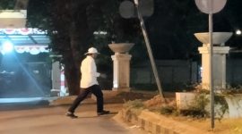 Pria yang diduga merupakan Wakil Gubernur Banten, Dimyati Natakusumah terlihat ada di kawasan perumahan elit di Tangerang Selatan. (Dok)