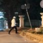Pria yang diduga merupakan Wakil Gubernur Banten, Dimyati Natakusumah terlihat ada di kawasan perumahan elit di Tangerang Selatan. (Dok)
