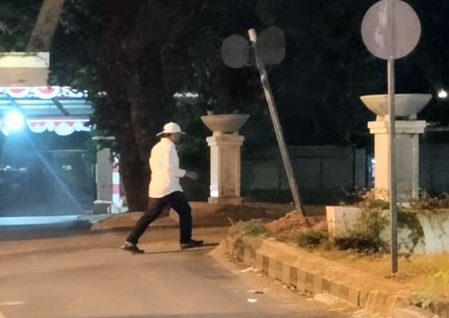 Pria yang diduga merupakan Wakil Gubernur Banten, Dimyati Natakusumah terlihat ada di kawasan perumahan elit di Tangerang Selatan. (Dok)