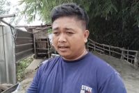 Pelaksana proyek daru Cv Kopi pait, Deni Memberikan keterangan Kepada pers, Dok (Totalbanten.com)