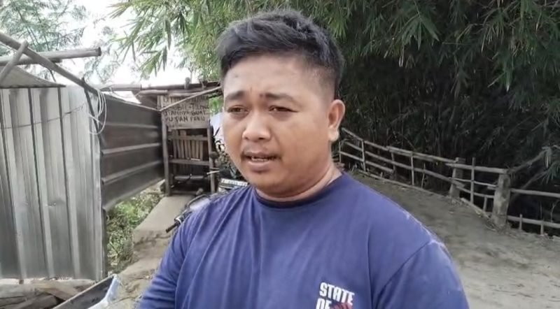 Pelaksana proyek daru Cv Kopi pait, Deni Memberikan keterangan Kepada pers, Dok (Totalbanten.com)