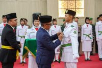 Gubernur Banten Andra Soni saat mengukuhkan Paskibraka. (Dok)