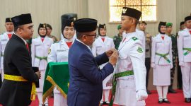 Gubernur Banten Andra Soni saat mengukuhkan Paskibraka. (Dok)
