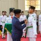 Gubernur Banten Andra Soni saat mengukuhkan Paskibraka. (Dok)