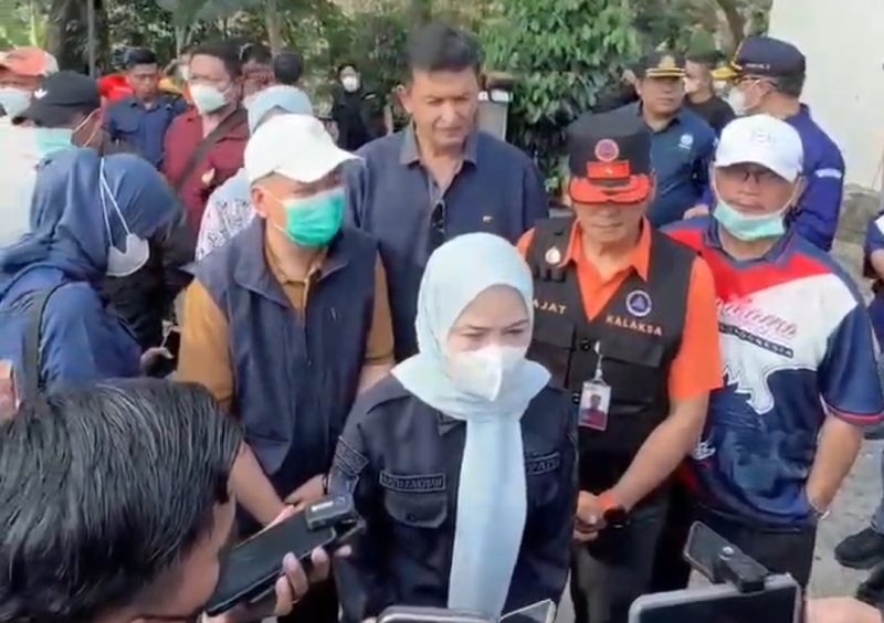 Bupati Kabupaten Serang, Ratu Rachmatuzzakiah, Saat Kunjungi Lokasi Erupsi Gunung Krakatau di Kabupaten Serang (Pung;totalbanten). 