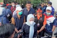 Bupati Kabupaten Serang, Ratu Rachmatuzzakiah, Saat Kunjungi Lokasi Erupsi Gunung Krakatau di Kabupaten Serang (Pung;totalbanten). 