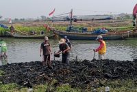 Nelayan Desa Kubang Puji Normalisasi Sungai Dengan Alat Cangkul (Pung/totalbanten). 
