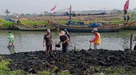 Nelayan Desa Kubang Puji Normalisasi Sungai Dengan Alat Cangkul (Pung/totalbanten). 