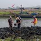 Nelayan Desa Kubang Puji Normalisasi Sungai Dengan Alat Cangkul (Pung/totalbanten). 