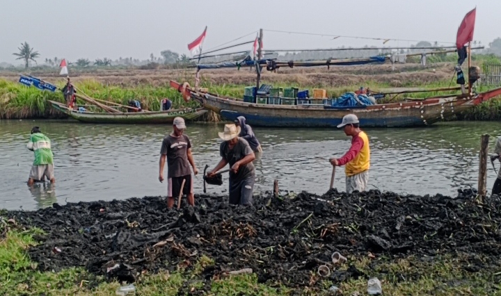 Nelayan Desa Kubang Puji Normalisasi Sungai Dengan Alat Cangkul (Pung/totalbanten). 