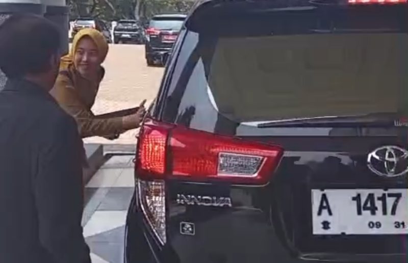 Pemerintah Kabupaten Pandeglang Buka Suara Terkait Plat Mobil Bupati (Gun/totalbanten). 