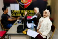 Kuasa hukum korban yang mendampingi korban Rukmini, saat memberikan kesaksiannya di mapolsek cadasari, Dok (Guntur/Totalbanten.com)