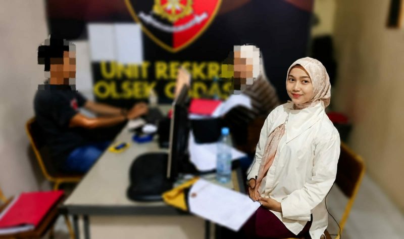Kuasa hukum korban yang mendampingi korban Rukmini, saat memberikan kesaksiannya di mapolsek cadasari, Dok (Guntur/Totalbanten.com)