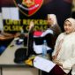 Kuasa hukum korban yang mendampingi korban Rukmini, saat memberikan kesaksiannya di mapolsek cadasari, Dok (Guntur/Totalbanten.com)