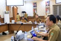 Gubernur Banten Andra Soni bersama Sekda Banten saat rapat koordinasi bersama Forum CSR Banten di Aula Gedung Negara Provinsi Banten, Dok (Ist/Totalbanten.com)