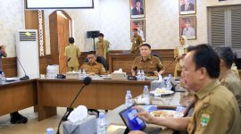 Gubernur Banten Andra Soni bersama Sekda Banten saat rapat koordinasi bersama Forum CSR Banten di Aula Gedung Negara Provinsi Banten, Dok (Ist/Totalbanten.com)
