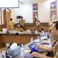 Gubernur Banten Andra Soni bersama Sekda Banten saat rapat koordinasi bersama Forum CSR Banten di Aula Gedung Negara Provinsi Banten, Dok (Ist/Totalbanten.com)