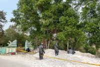 Personel KBR Satbrimob Polda Banten memasang garis polisi di area persawahan Kampung Bayur, Desa Nambo Udik, Kecamatan Cikande, Kabupaten Serang, yang diperiksa terkait dugaan limbah B3. Dok : (Ist/Totalbanten.com)