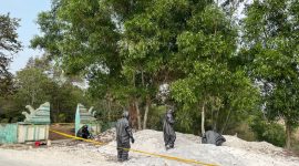 Personel KBR Satbrimob Polda Banten memasang garis polisi di area persawahan Kampung Bayur, Desa Nambo Udik, Kecamatan Cikande, Kabupaten Serang, yang diperiksa terkait dugaan limbah B3. Dok : (Ist/Totalbanten.com)