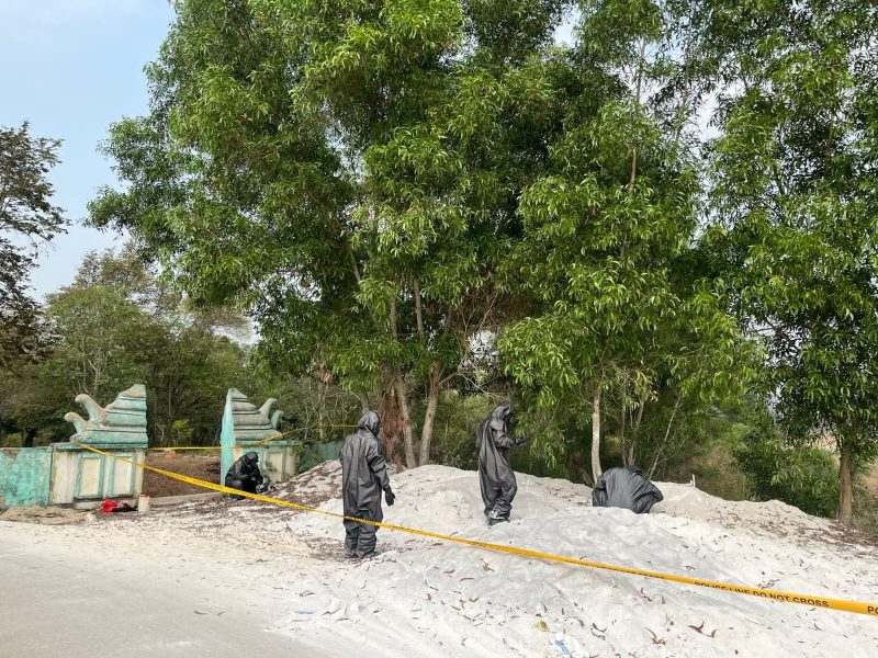 Personel KBR Satbrimob Polda Banten memasang garis polisi di area persawahan Kampung Bayur, Desa Nambo Udik, Kecamatan Cikande, Kabupaten Serang, yang diperiksa terkait dugaan limbah B3. Dok : (Ist/Totalbanten.com)