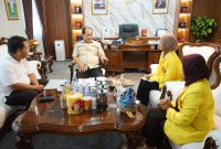 Wakil Bupati Serang Najib Hamas Bersama Mahasiswa UI Bahas pemberdayaan warga Desa Tegalmaja, Kabupaten Serang, melalui program Panglimaja. Dok (Totalbanten.com)