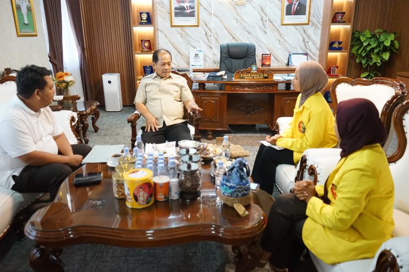 Wakil Bupati Serang Najib Hamas Bersama Mahasiswa UI Bahas pemberdayaan warga Desa Tegalmaja, Kabupaten Serang, melalui program Panglimaja. Dok (Totalbanten.com)