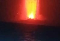 Aktivitas erupsi Gunung Anak Krakatau di Selat Sunda terlihat memancarkan cahaya pijar pada Sabtu (5/9/2026). Sebaran abu vulkanik dilaporkan mencapai sejumlah wilayah Banten, termasuk pesisir Kabupaten Serang dan Pandeglang. Dok (Eks/Totalbanten.com)