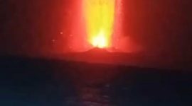 Aktivitas erupsi Gunung Anak Krakatau di Selat Sunda terlihat memancarkan cahaya pijar pada Sabtu (5/9/2026). Sebaran abu vulkanik dilaporkan mencapai sejumlah wilayah Banten, termasuk pesisir Kabupaten Serang dan Pandeglang. Dok (Eks/Totalbanten.com)