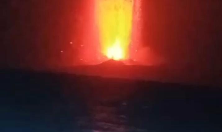 Aktivitas erupsi Gunung Anak Krakatau di Selat Sunda terlihat memancarkan cahaya pijar pada Sabtu (5/9/2026). Sebaran abu vulkanik dilaporkan mencapai sejumlah wilayah Banten, termasuk pesisir Kabupaten Serang dan Pandeglang. Dok (Eks/Totalbanten.com)