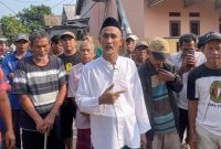 Warga Desa Singarajan, Pontang, Kabupaten Serang, berkumpul setelah tiang listrik roboh dan menyebabkan sekitar 600 rumah mengalami pemadaman, Dok : (Totalbanten.com)