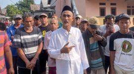 Warga Desa Singarajan, Pontang, Kabupaten Serang, berkumpul setelah tiang listrik roboh dan menyebabkan sekitar 600 rumah mengalami pemadaman, Dok : (Totalbanten.com)