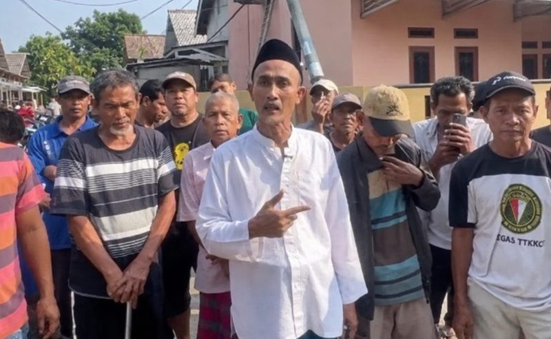Warga Desa Singarajan, Pontang, Kabupaten Serang, berkumpul setelah tiang listrik roboh dan menyebabkan sekitar 600 rumah mengalami pemadaman, Dok : (Totalbanten.com)