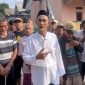 Warga Desa Singarajan, Pontang, Kabupaten Serang, berkumpul setelah tiang listrik roboh dan menyebabkan sekitar 600 rumah mengalami pemadaman, Dok : (Totalbanten.com)
