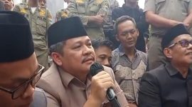 Wakil Ketua DPRD Pandeglang, Fuhaira Amin meminta masyarakat tetap waspada paparan Abu Vulkanik.