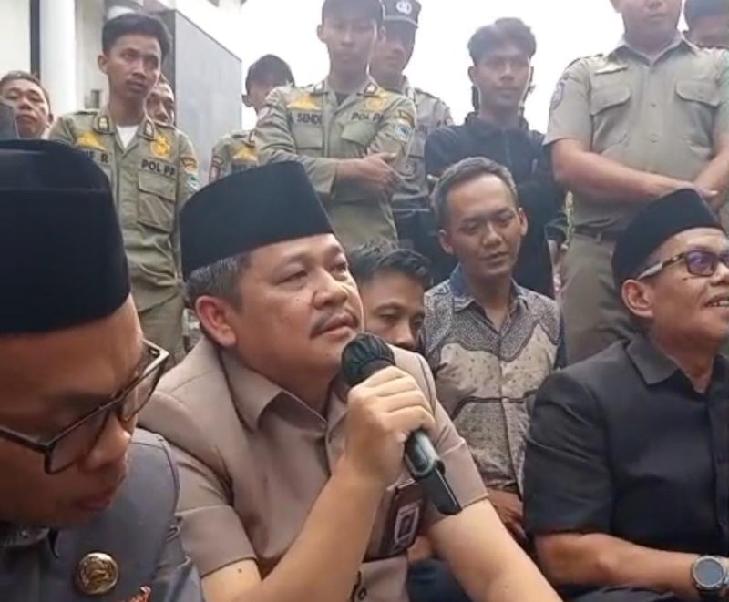 Wakil Ketua DPRD Pandeglang, Fuhaira Amin meminta masyarakat tetap waspada paparan Abu Vulkanik.